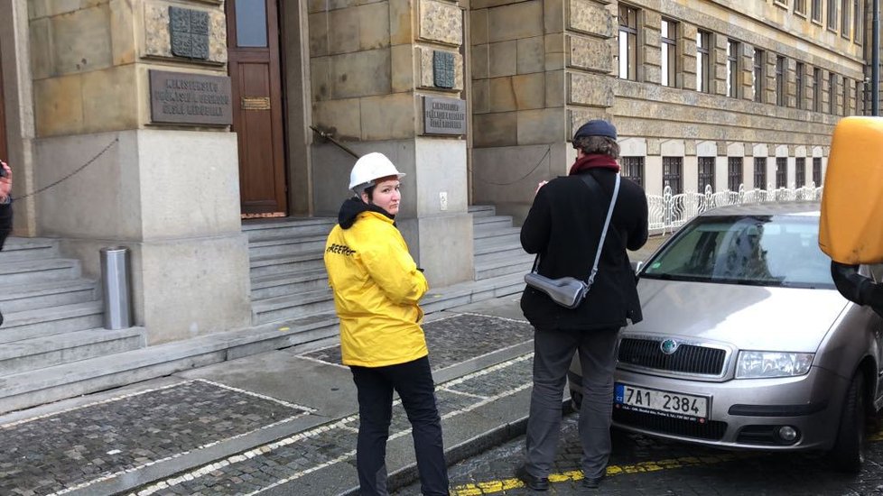 Ekologičtí aktivisté pověsili na budovu ministerstva průmyslu a obchodu transparent, policisté je zadrželi.