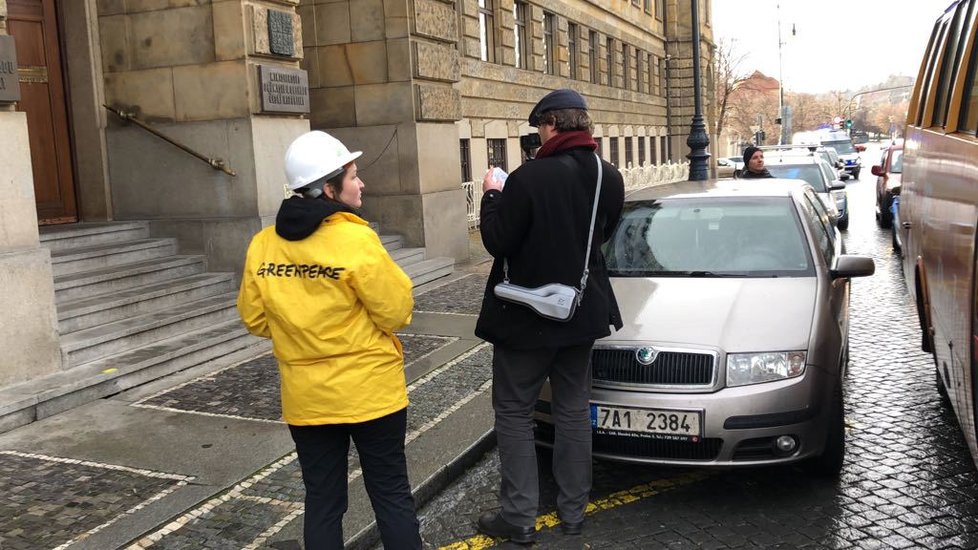 Ekologičtí aktivisté pověsili na budovu ministerstva průmyslu a obchodu transparent, policisté je zadrželi.