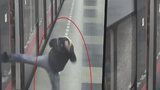 „Karatista“ z Budějovické: Policisté zadrželi muže, který vykopl okénko u metra