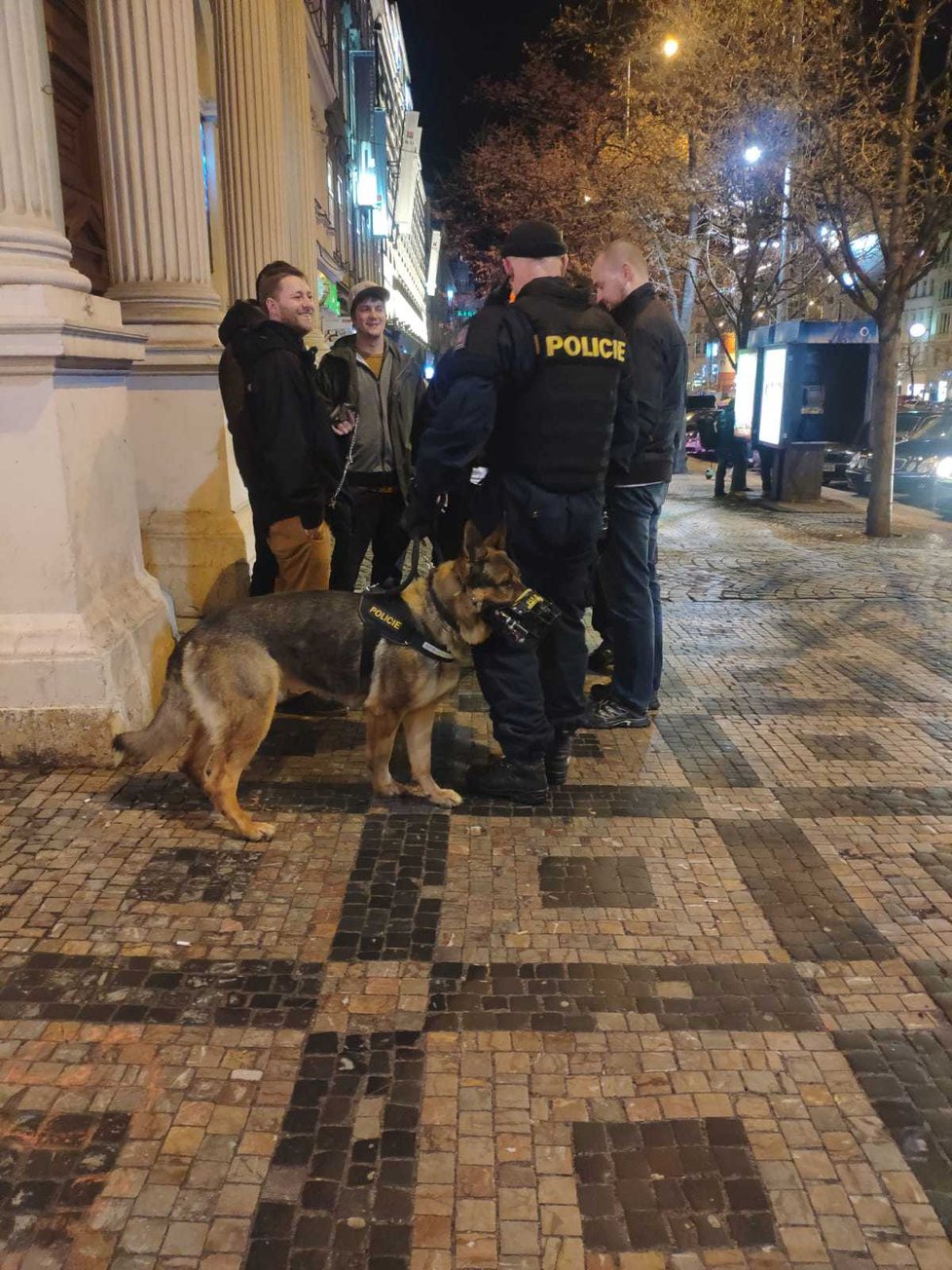 Pražští policisté během víkendu 9. a 10. února řešili mimo jiné 1700 tísňových volání, 156 dopravních nehod a zadrželi 77 osob podezřelých pro protiprávní jednání.