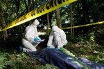 Policie našla mrtvolu muže v lese
