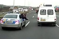 Policista šílenec! Tohle udělal na dálnici. Ztratil odznak a ohrozil provoz!