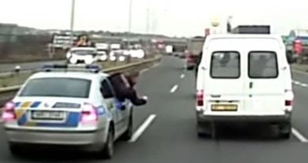Policista se snažil dodávce kolegů strhnout z kufru vlající pruh.