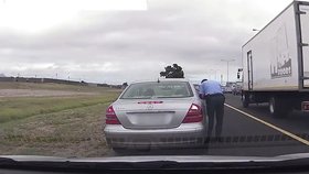 Policista jedná s řidičem o jeho přestupku.