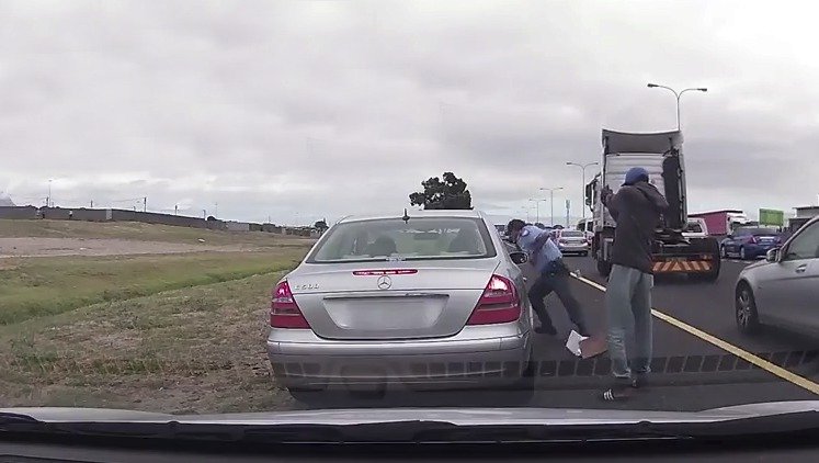 Policista se brání a zločinec ho střelí do zad.