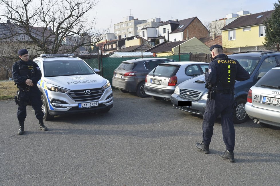 Kriminalisté hlídají v Čimicích auto, ve kterém se má nacházet ukradený trezor.