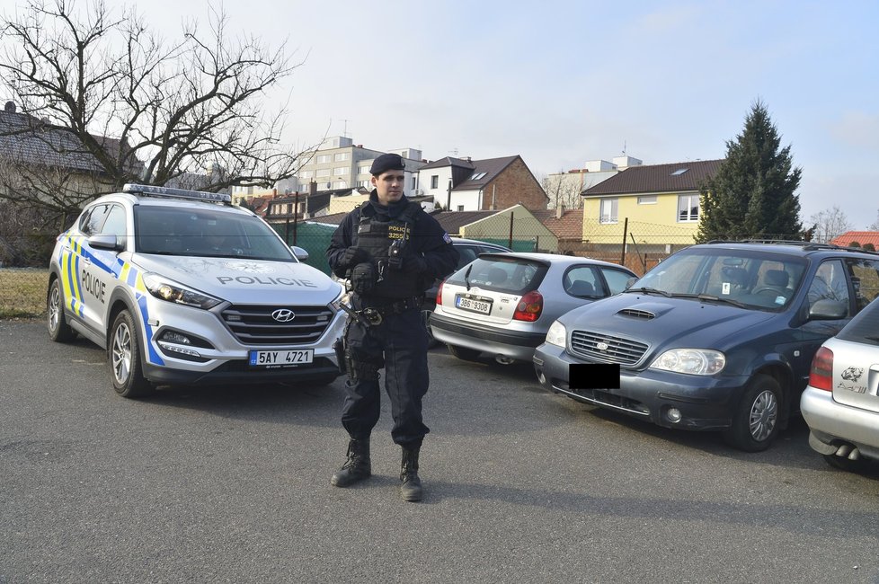 Kriminalisté hlídají v Čimicích auto, ve kterém se má nacházet ukradený trezor.