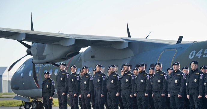 Skupina českých policistů odletěla 29. dubna z pražského letiště v Kbelích na řecký ostrov Lesbos, kde se zapojí do programu evropské pohraniční agentury Frontex. Měli by pomáhat při vracení a převozu migrantů do Turecka.