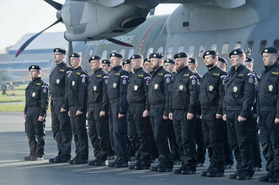 Skupina českých policistů odletěla 29. dubna z pražského letiště v Kbelích na řecký ostrov Lesbos, kde se zapojí do programu evropské pohraniční agentury Frontex. Měli by pomáhat při vracení a převozu migrantů do Turecka.
