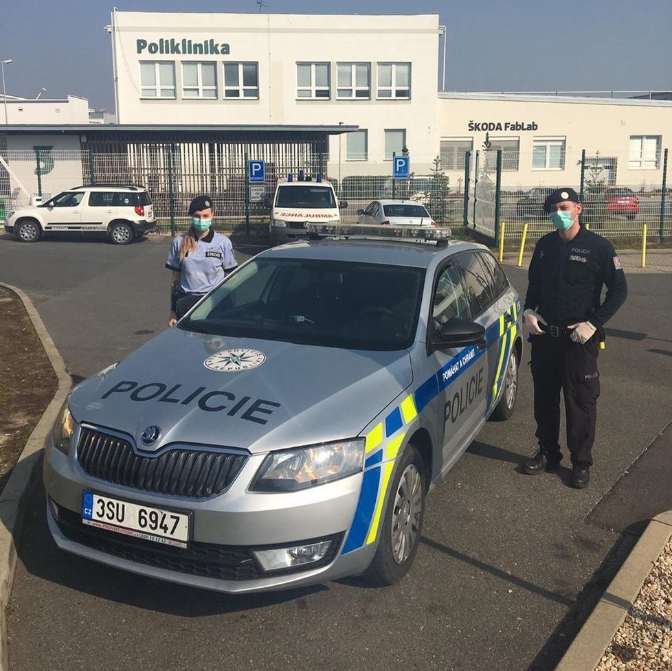 Policisté s rouškami jdou příkladem.