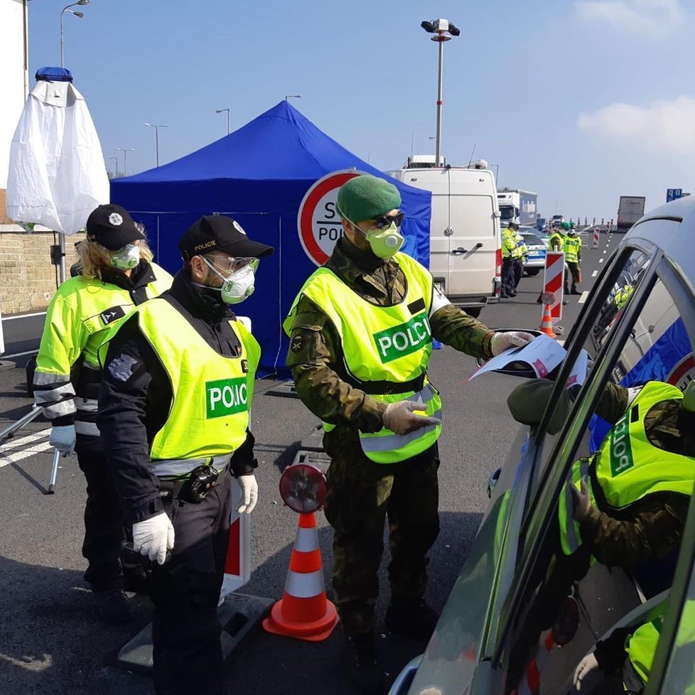 Policisté s rouškami jdou příkladem.