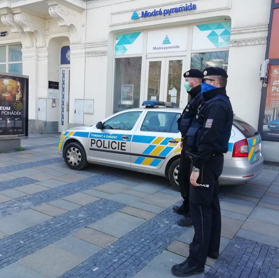 Policisté s rouškami jdou příkladem.