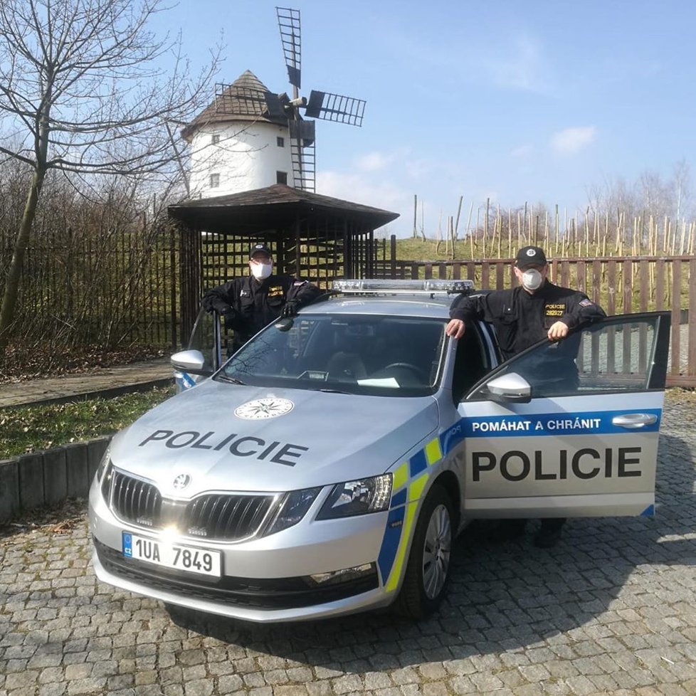 Policisté s rouškami jdou příkladem.