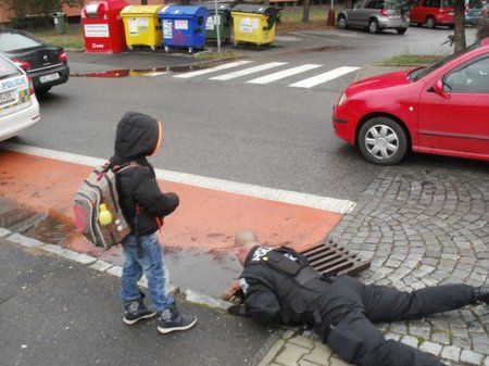 Pomáhat a chránit v praxi: Policista se kvůli chlapečkovi ponořil do kanálu.