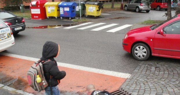 Pomáhat a chránit v praxi: Policista se kvůli chlapečkovi ponořil do kanálu.