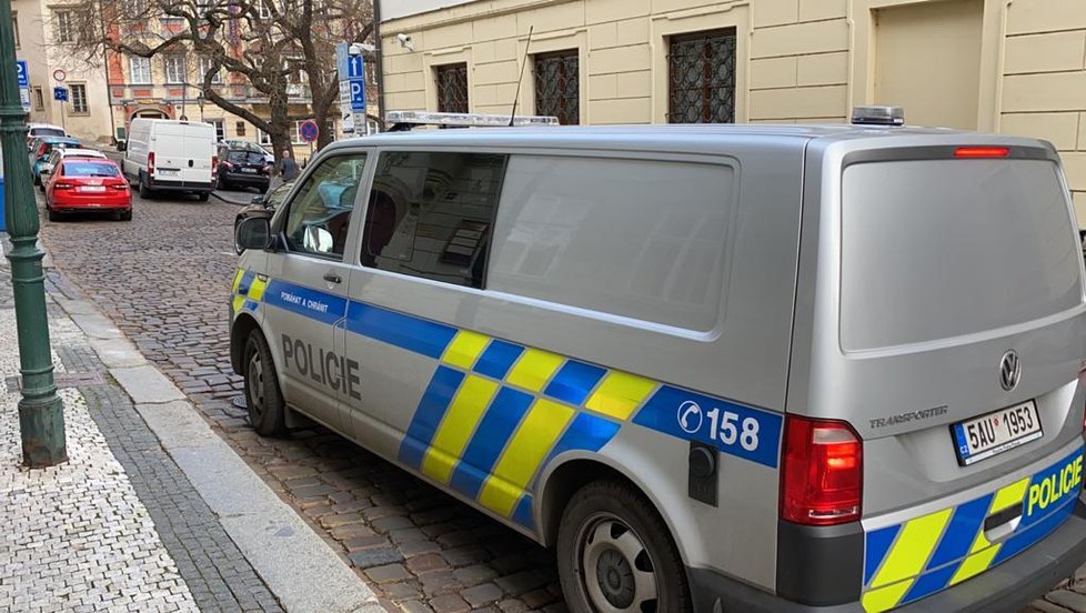 Policejní auto u Poslanecké sněmovny, 30. ledna 2020