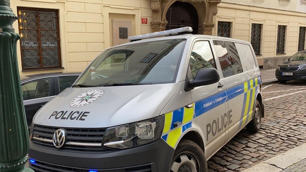 Policejní auto u Poslanecké sněmovny, 30. ledna 2020