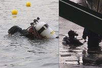 Vltava v Praze jako »pohřebiště všeho«: Při pátrání to komplikuje práci policejním potápěčům
