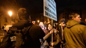 Demonstranti před Úřadem vlády