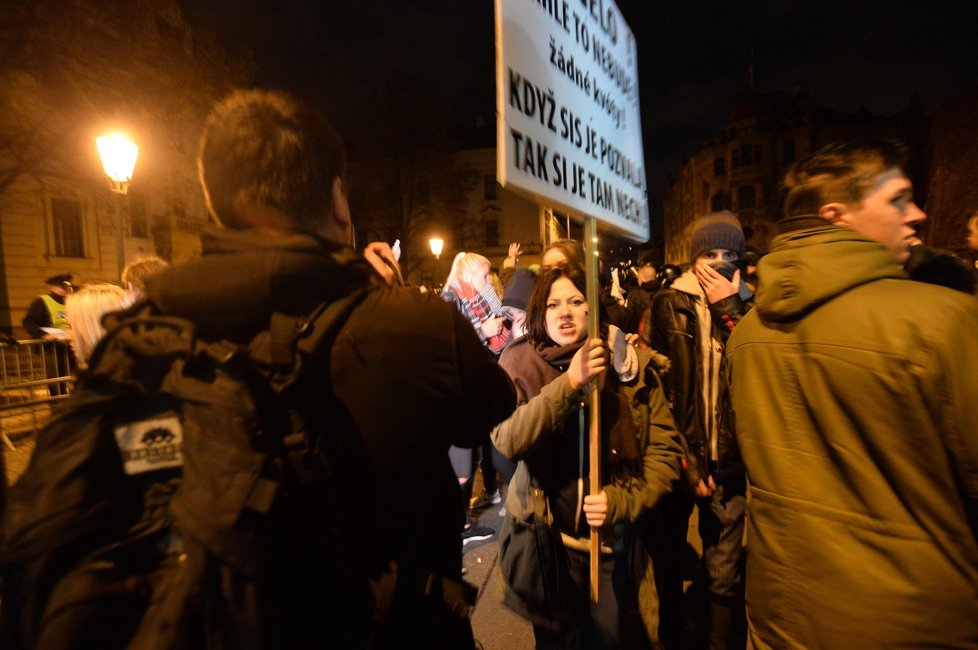 Demonstranti před Úřadem vlády