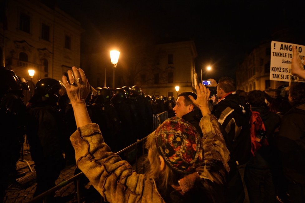 Demonstranti před Úřadem vlády