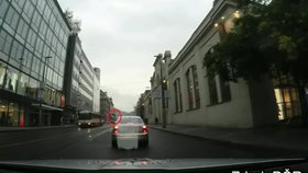 Na videu je vidět, jak řidič vystrkuje z okénka ruku s průkazem.