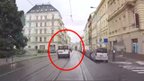 Divoká honička v Praze: Řidič v kradeném voze ujížděl od nehody, naboural dalších šest aut