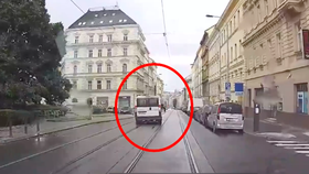 Řidič v kradeném voze ujížděl v Praze od nehody, naboural dalších šest aut.
