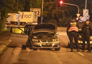 Pražským policistům ujížděla posádka BMW.