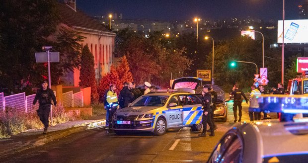 Pražským policistům ujížděla posádka BMW.