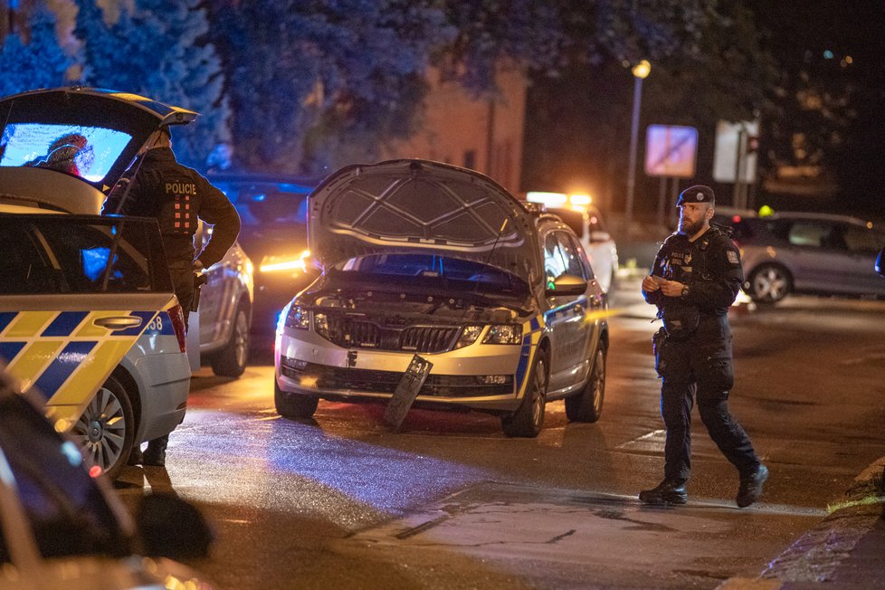 Pražským policistům ujížděla posádka BMW.