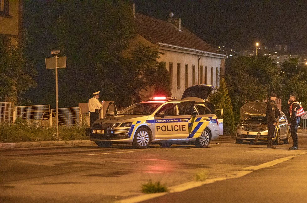 Pražským policistům ujížděla posádka BMW.