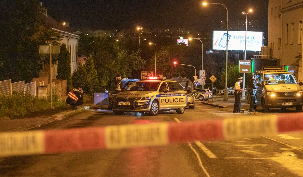 Pražským policistům ujížděla posádka BMW.