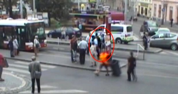 S ozbrojeným agresivním mužem si musela poradit hlídka městské policie v Praze 4.