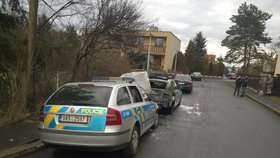 Auta dopravní policie zničená požárem