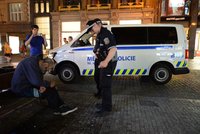 Ku-klux-klan v Brně? Násilníci se světlicemi zbili na nádraží tři bezdomovce