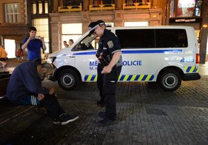 Ku-klux-klan v Brně? Násilníci se světlicemi zbili na nádraží tři bezdomovce. (ilustrační foto)