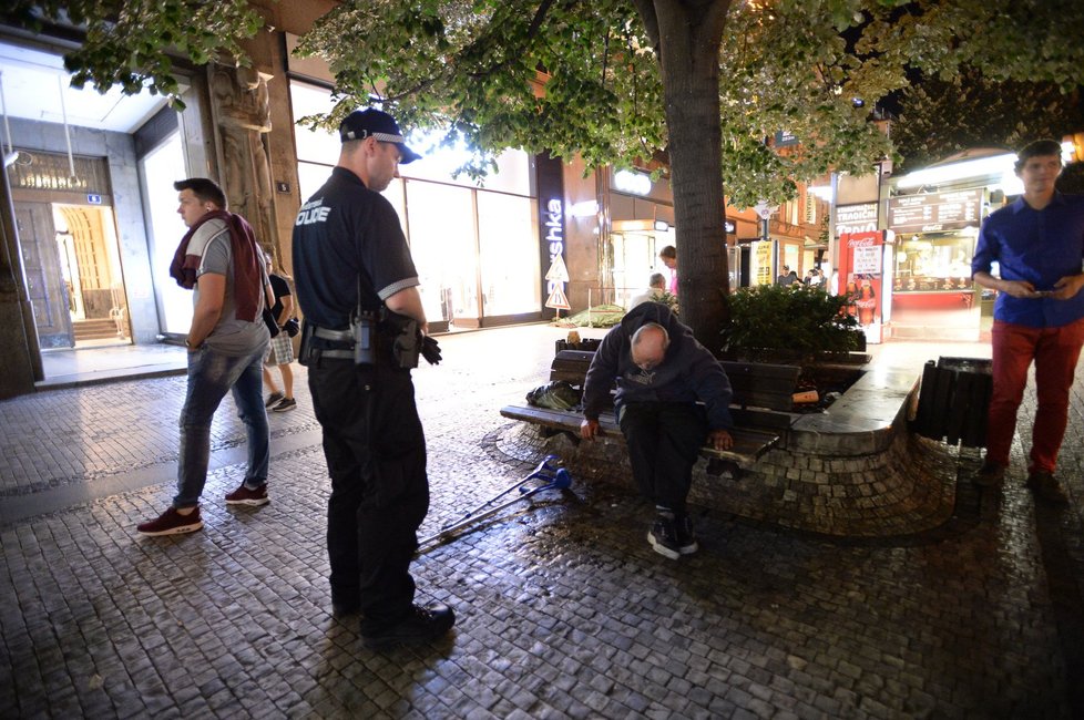 Často strážníci řeší různé bezdomovce, kteří v centru popíjejí nebo spí na lavičkách.