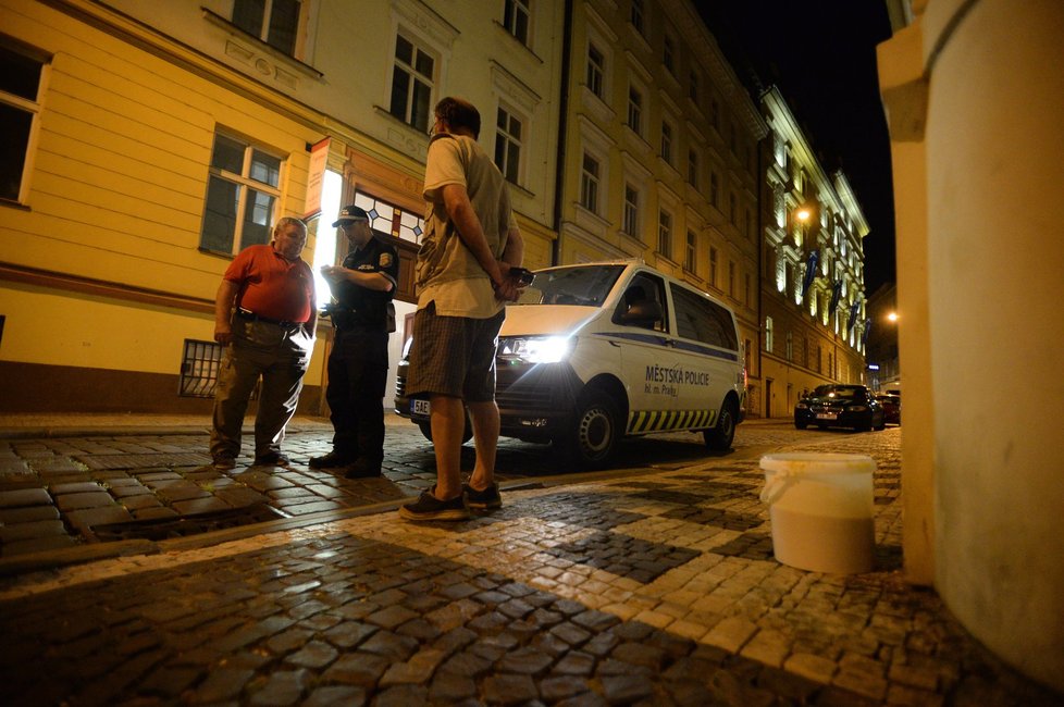 Strážníci řešili i muže, který vyléval do kanalizace zapáchající tekutinu.