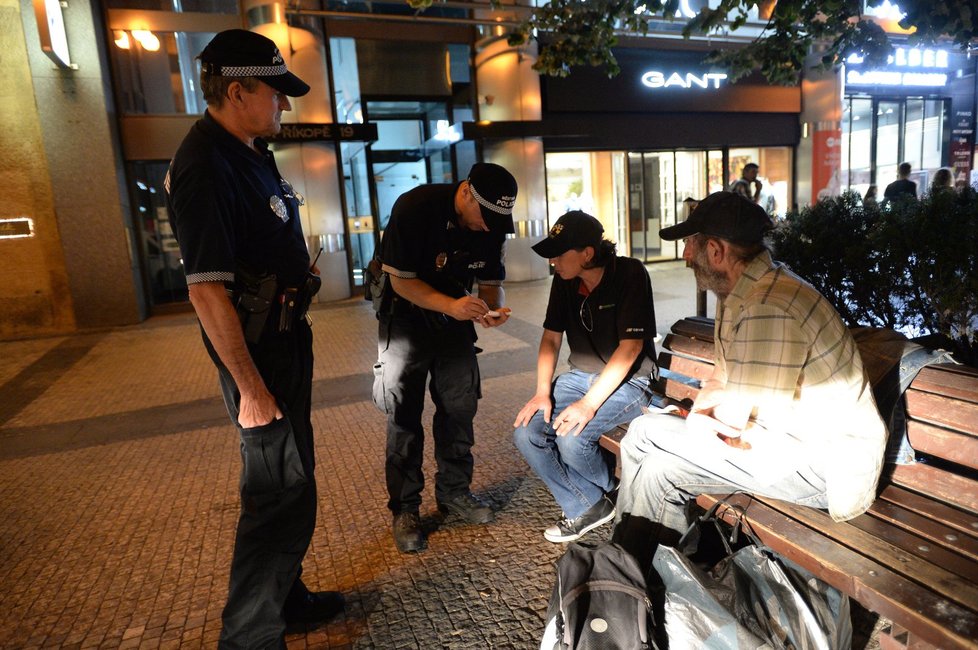 Často strážníci řeší různé bezdomovce, kteří v centru popíjejí nebo spí na lavičkách.