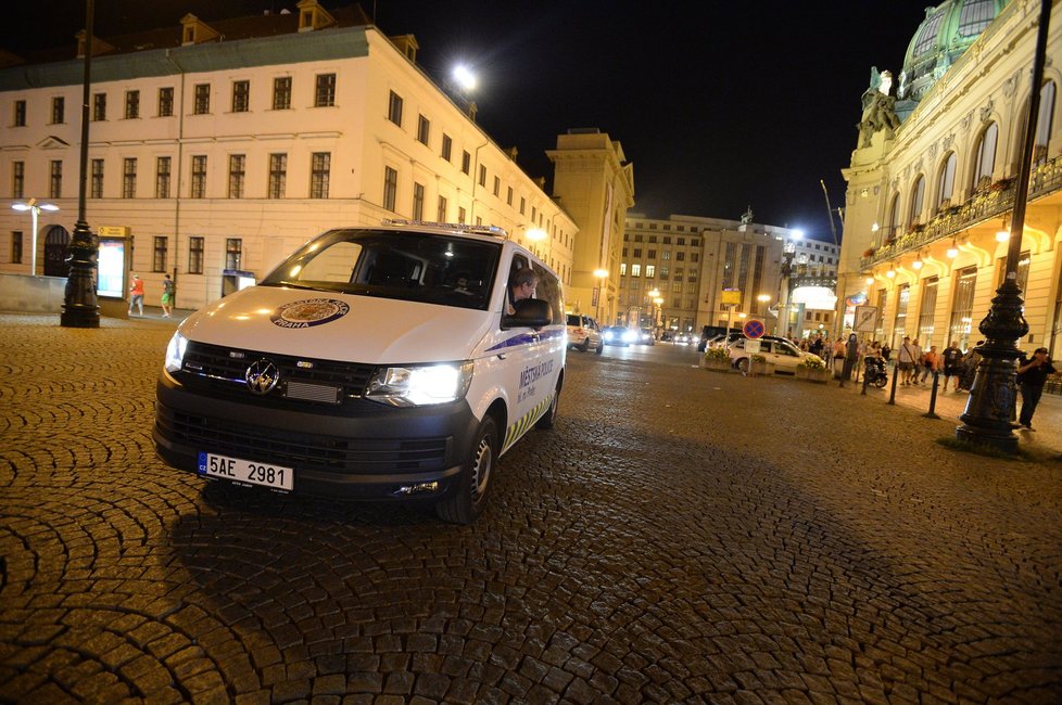 Často strážníci řeší různé bezdomovce, kteří v centru popíjejí nebo spí na lavičkách.