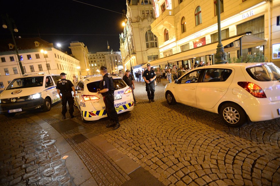 Často strážníci řeší různé bezdomovce, kteří v centru popíjejí nebo spí na lavičkách.