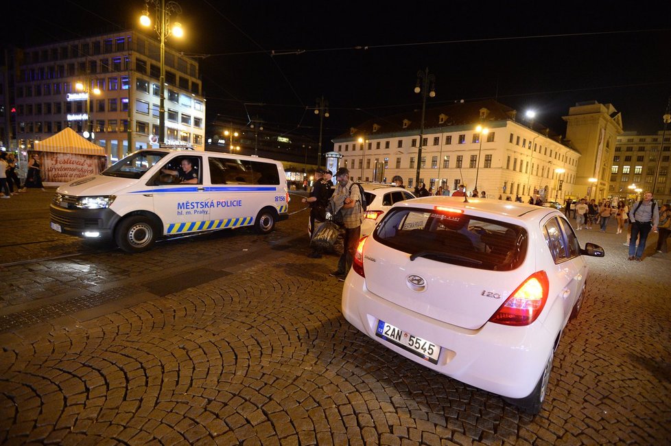 Často strážníci řeší různé bezdomovce, kteří v centru popíjejí nebo spí na lavičkách.