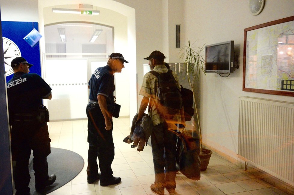 Pokud u sebe lidé nemají doklady, míří se strážníky na služebnu Policie ČR.