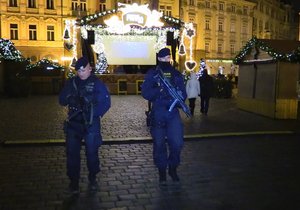 V ulicích Prahy hlídkuje kvůli bezpečnostní situaci v Evropě policie se samopaly a neprůstřelnými vestami.