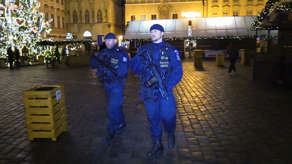 V ulicích Prahy hlídkuje kvůli bezpečnostní situaci v Evropě policie se samopaly a neprůstřelnými vestami.