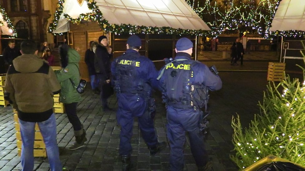 V ulicích Prahy hlídkuje kvůli bezpečnostní situaci v Evropě policie se samopaly a neprůstřelnými vestami.