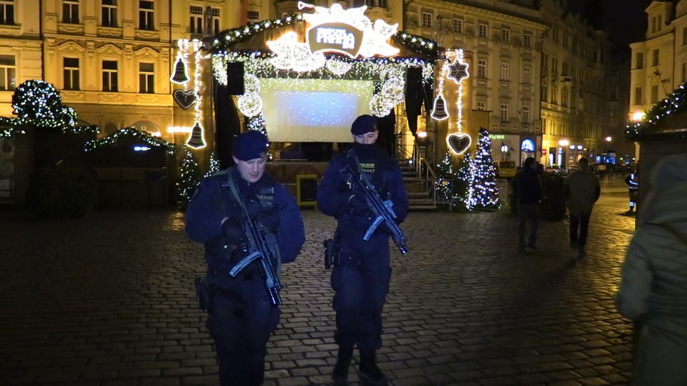 V ulicích Prahy hlídkuje kvůli bezpečnostní situaci v Evropě policie se samopaly a neprůstřelnými vestami.