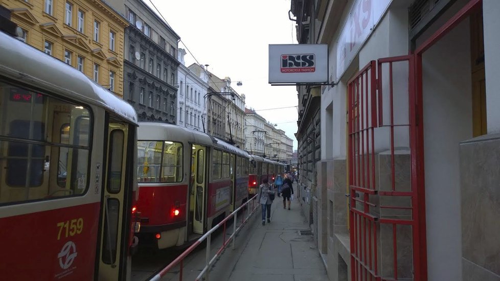 Po nehodě policistů se v ulici Plzeňská tvořily kolony tramvají.
