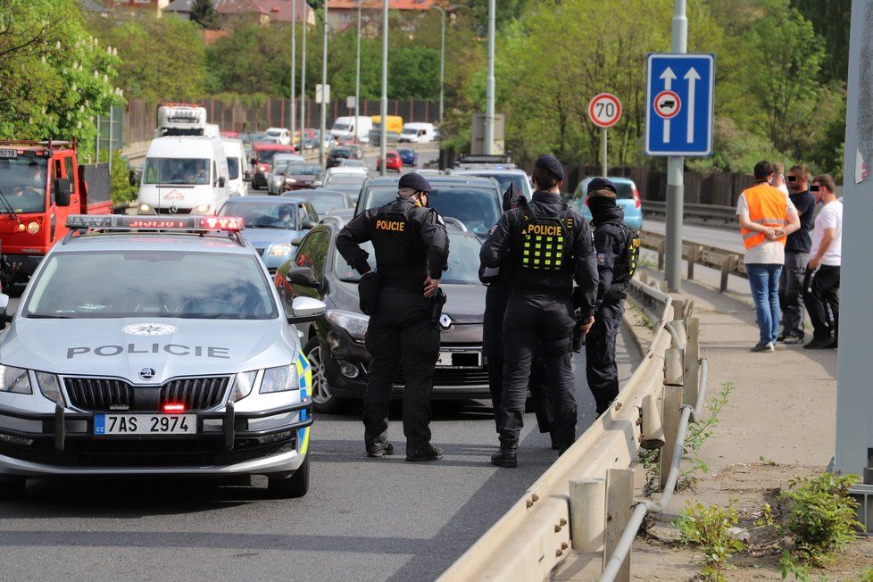 Policistům v Praze ujížděl zdrogovaný řidič. Dopadli ho v Hloubětíně.